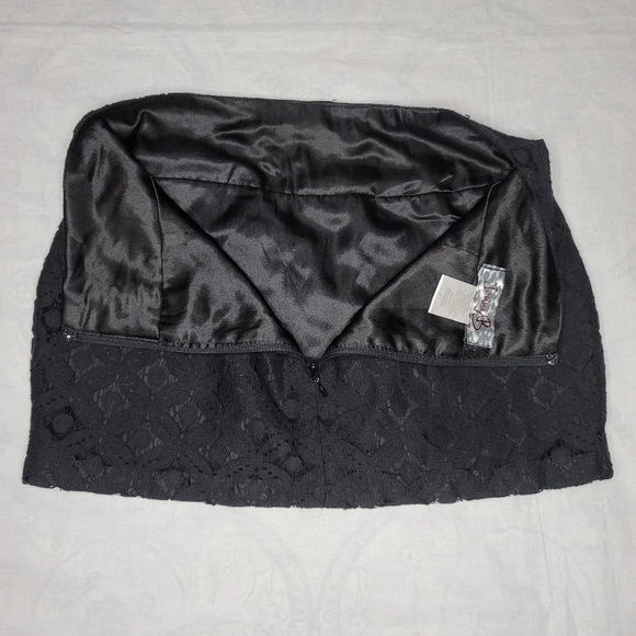 JENNY B black lace mini skirt - Picture 4 of 7